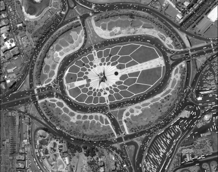 WorldView1卫星影像高清样图(点击查看大图) WorldView1卫星拍摄的城市街道卫星图,密密麻麻的车辆清晰可见