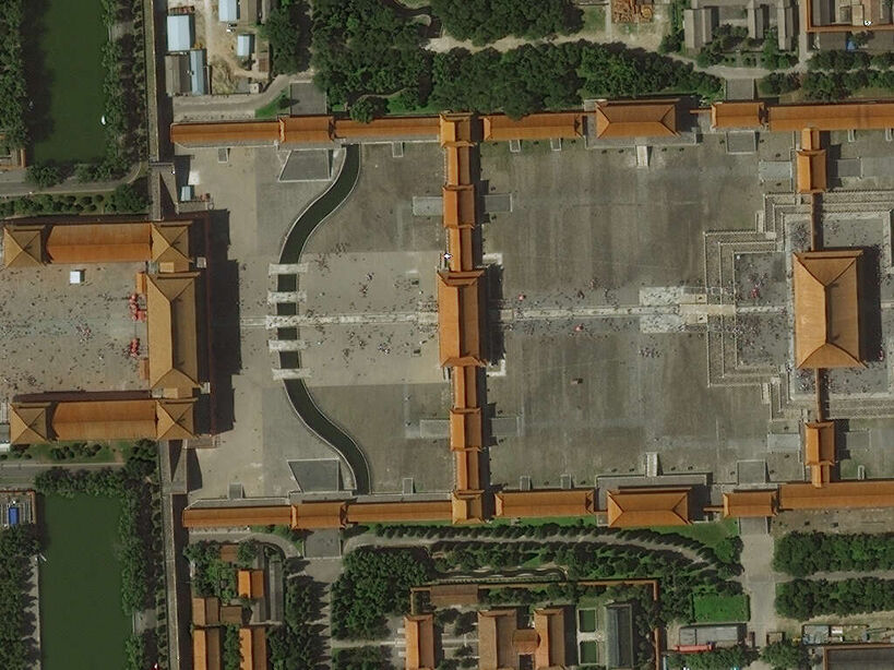 WorldView2卫星拍摄的北京故宫卫星图，密密麻麻的人群清晰可见