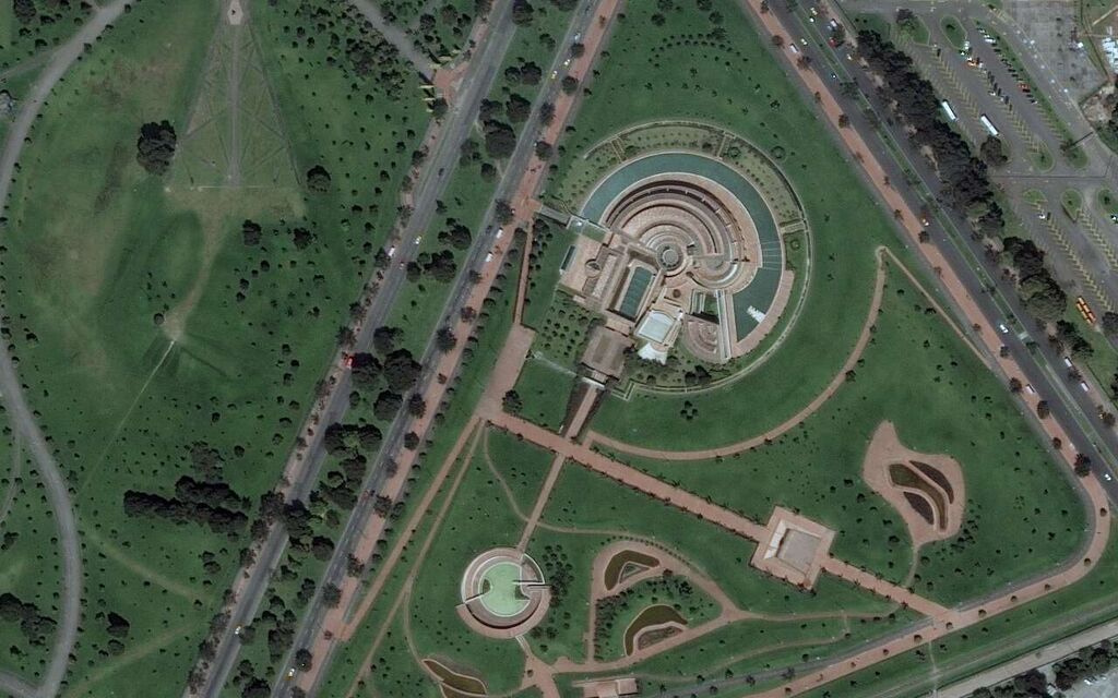 WorldView2卫星影像高清样图(点击查看大图) WorldView2卫星拍摄的豪华别墅卫星图,道路和林木看的非常清楚