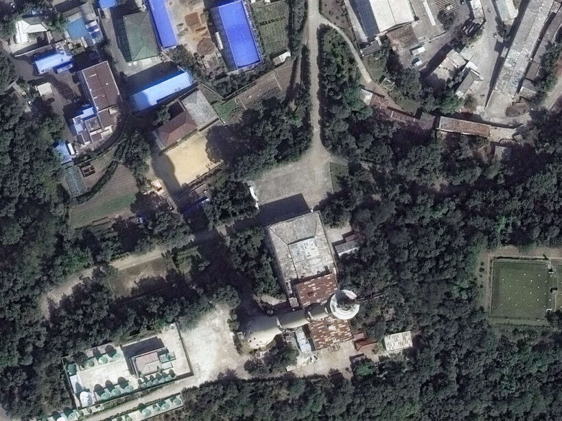 WorldView4卫星影像高清样图(点击查看大图) WorldView4卫星拍摄的水塔设施卫星图,水塔高度和厂房清晰可见