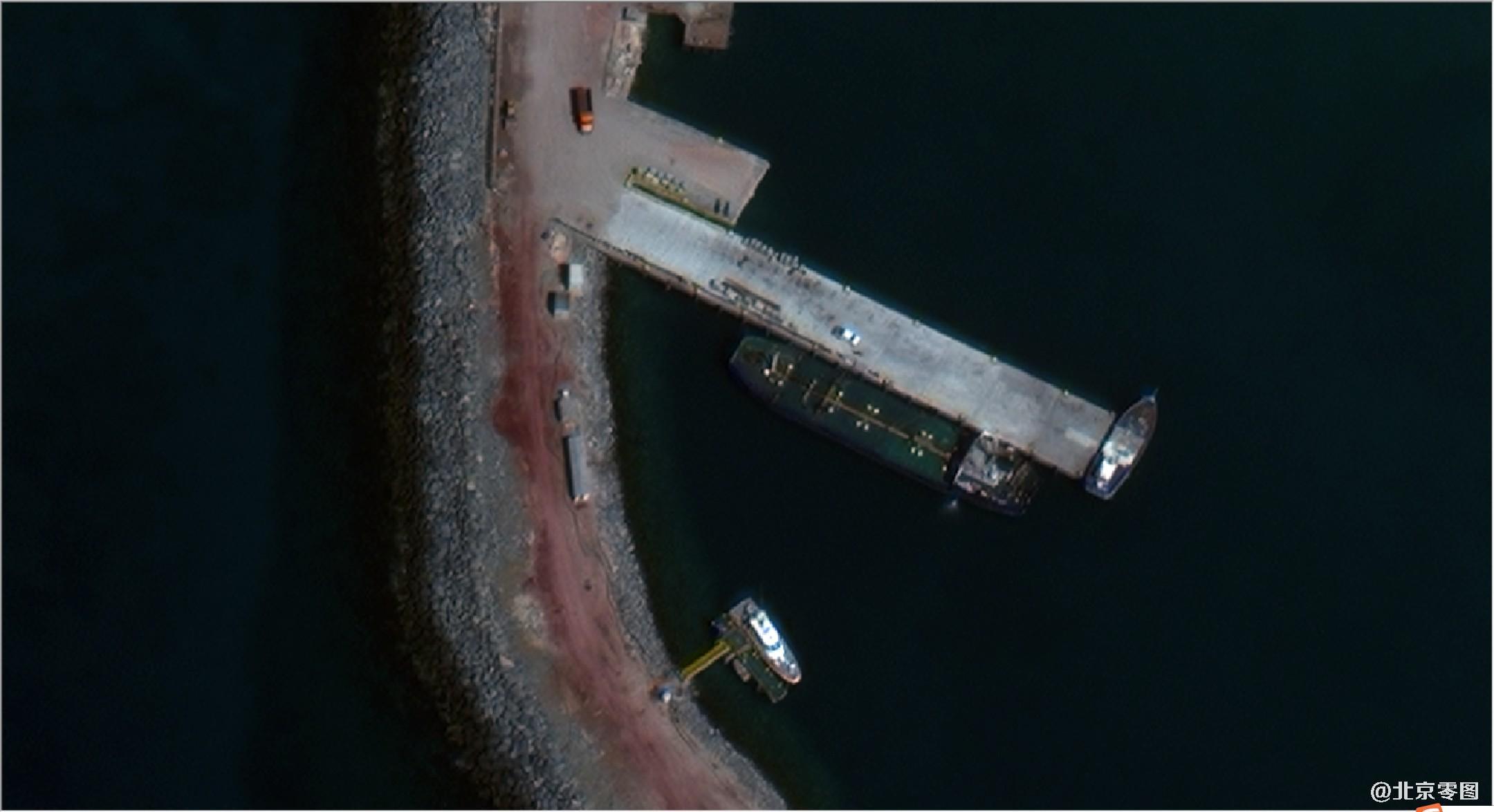 worldview3卫星影像图-阿布穆萨岛停靠在港口的货船