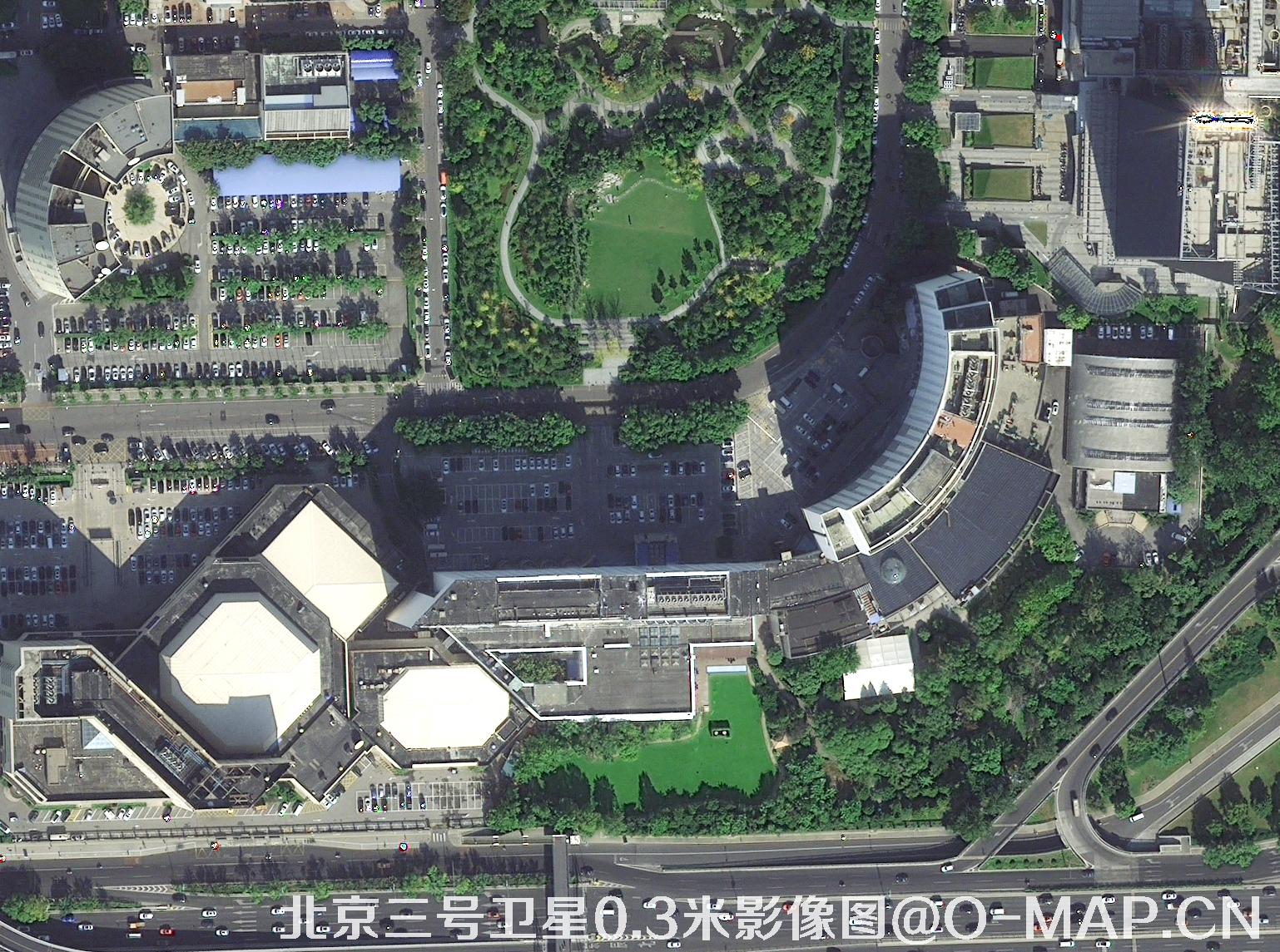 北京三号卫星拍摄的停车场停车位0.3米卫星地图