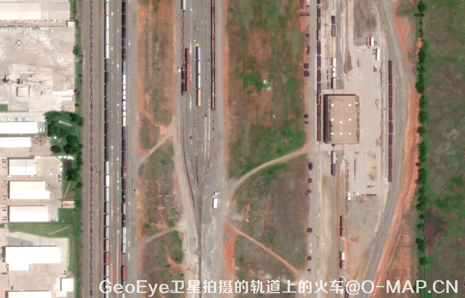 GeoEye卫星拍摄的轨道上的火车