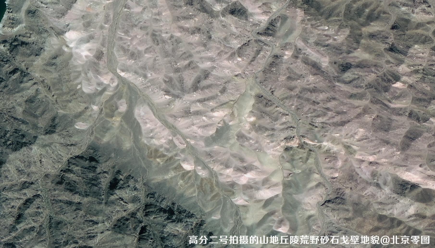 高分二号拍摄的山地丘陵荒野砂石戈壁积雪地貌卫星图