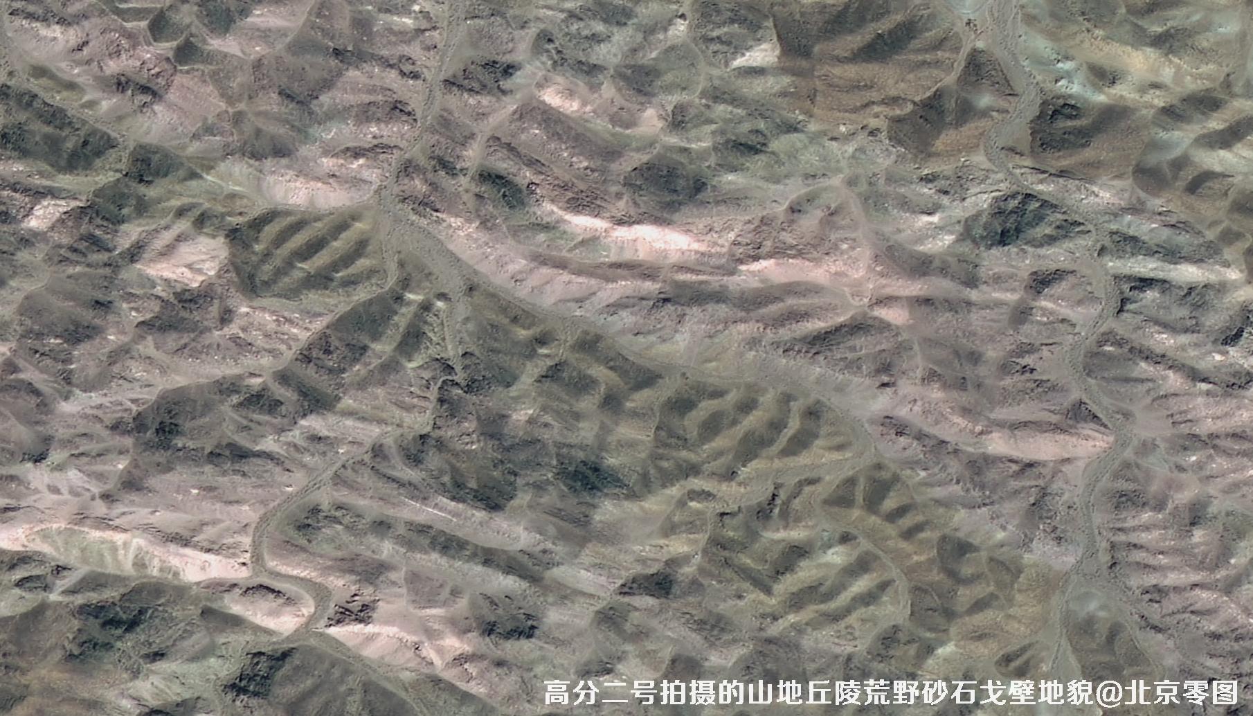 高分二号拍摄的山地丘陵荒野砂石戈壁积雪地貌卫星图