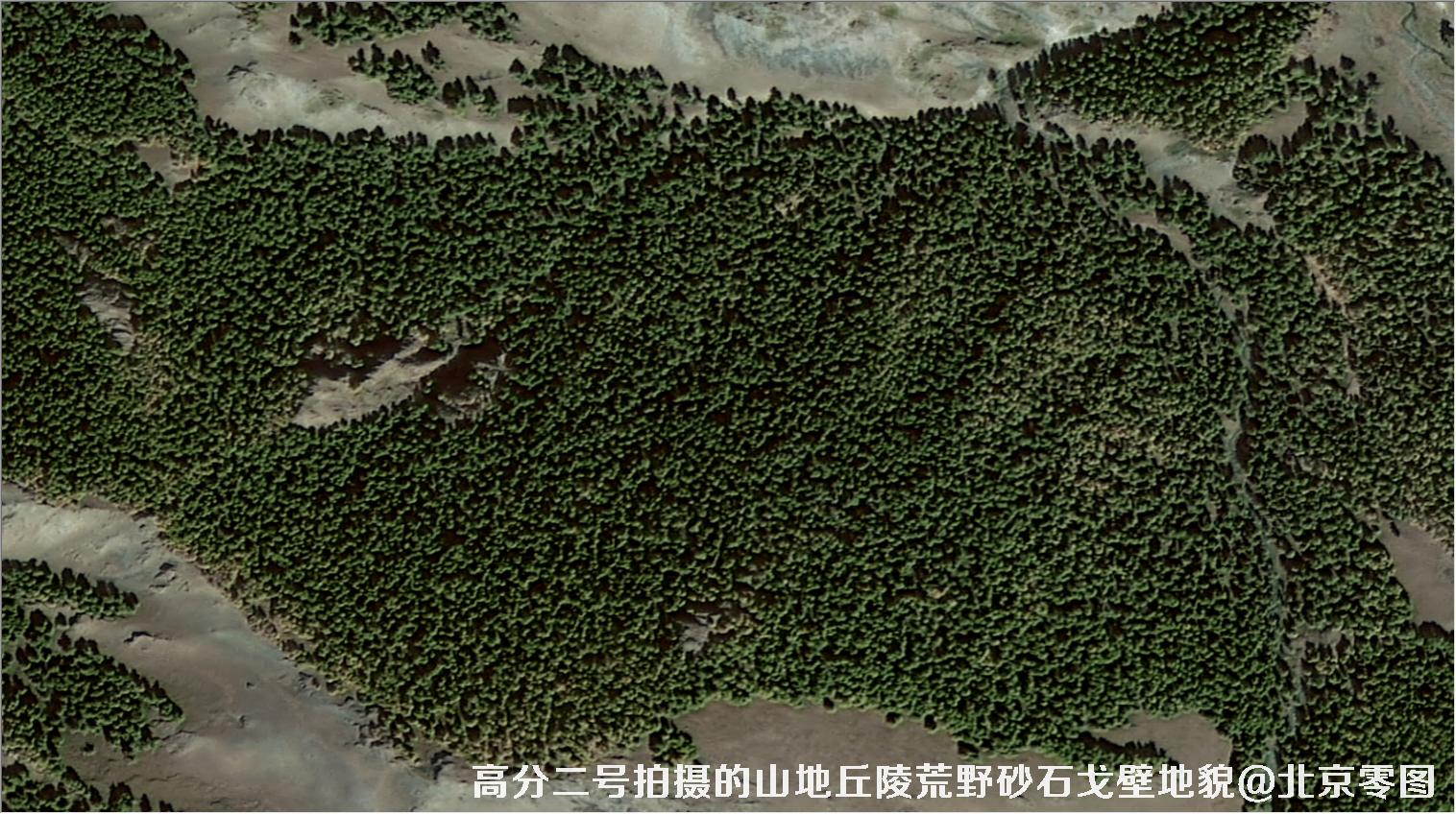高分二号拍摄的山地丘陵荒野砂石戈壁积雪地貌卫星图