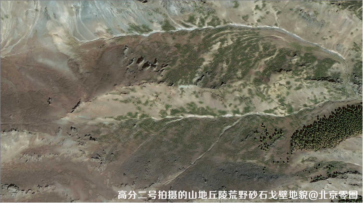 高分二号拍摄的山地丘陵荒野砂石戈壁积雪地貌卫星图