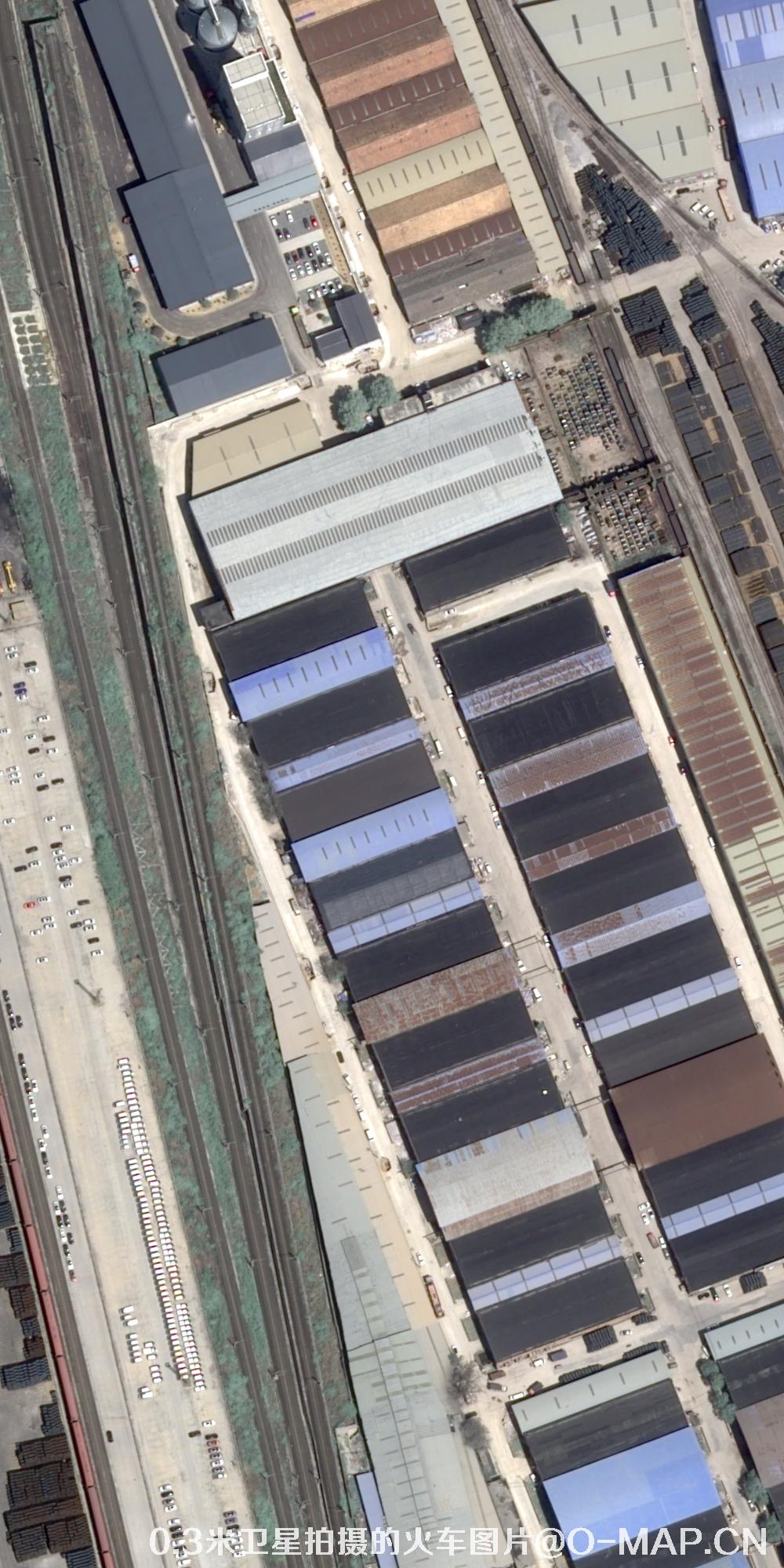 0.3米分辨率卫星拍摄的火车轨道高清图片