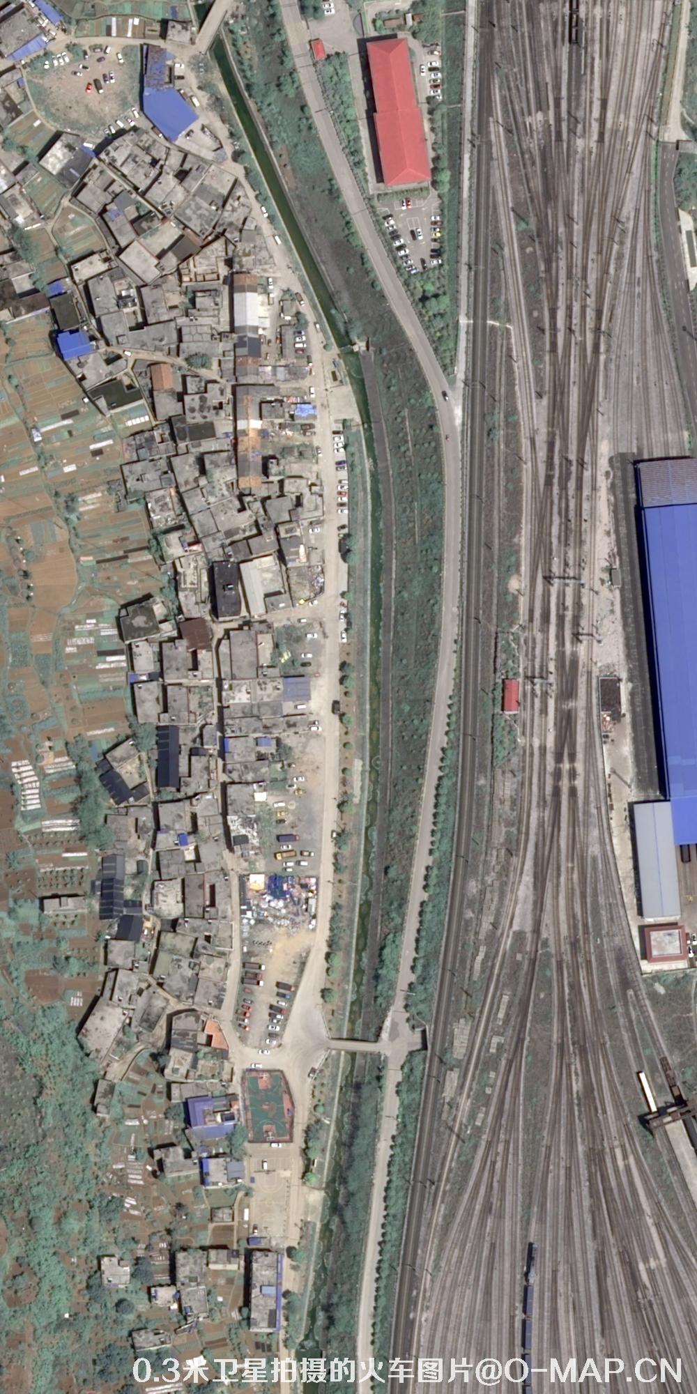 0.3米分辨率卫星拍摄的火车轨道高清图片