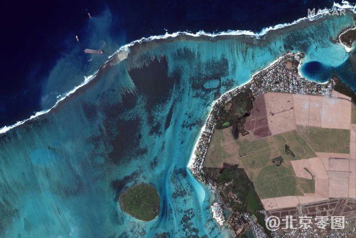 maxar卫星影像图-日本货船瓦卡修号在毛里求斯珊瑚礁上搁浅卫星图