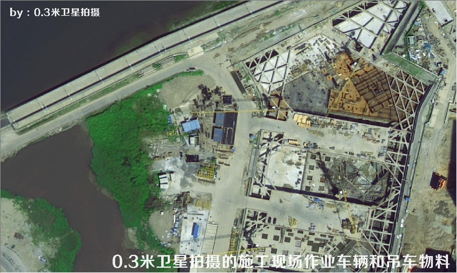 0.3米卫星拍摄的施工现场作业车辆和吊车物料