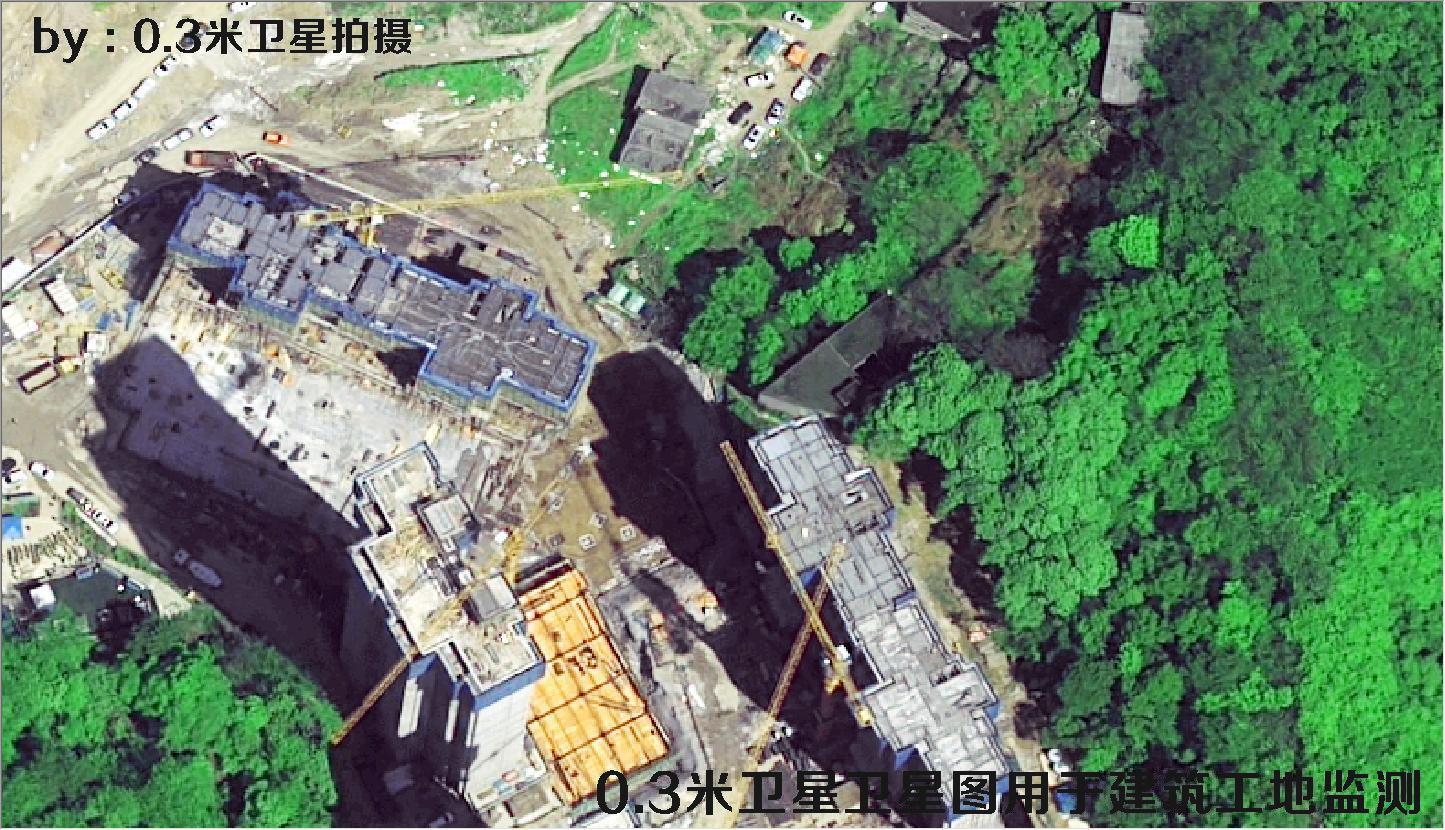 0.3米分辨率卫星拍摄的建筑工地以及作业车辆和物料