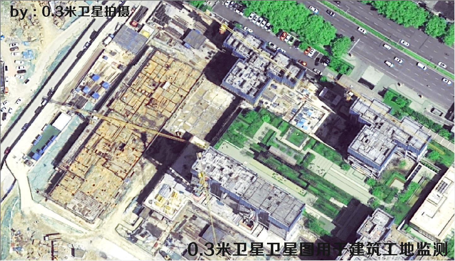 0.3米分辨率卫星拍摄的建筑工地以及作业车辆和物料