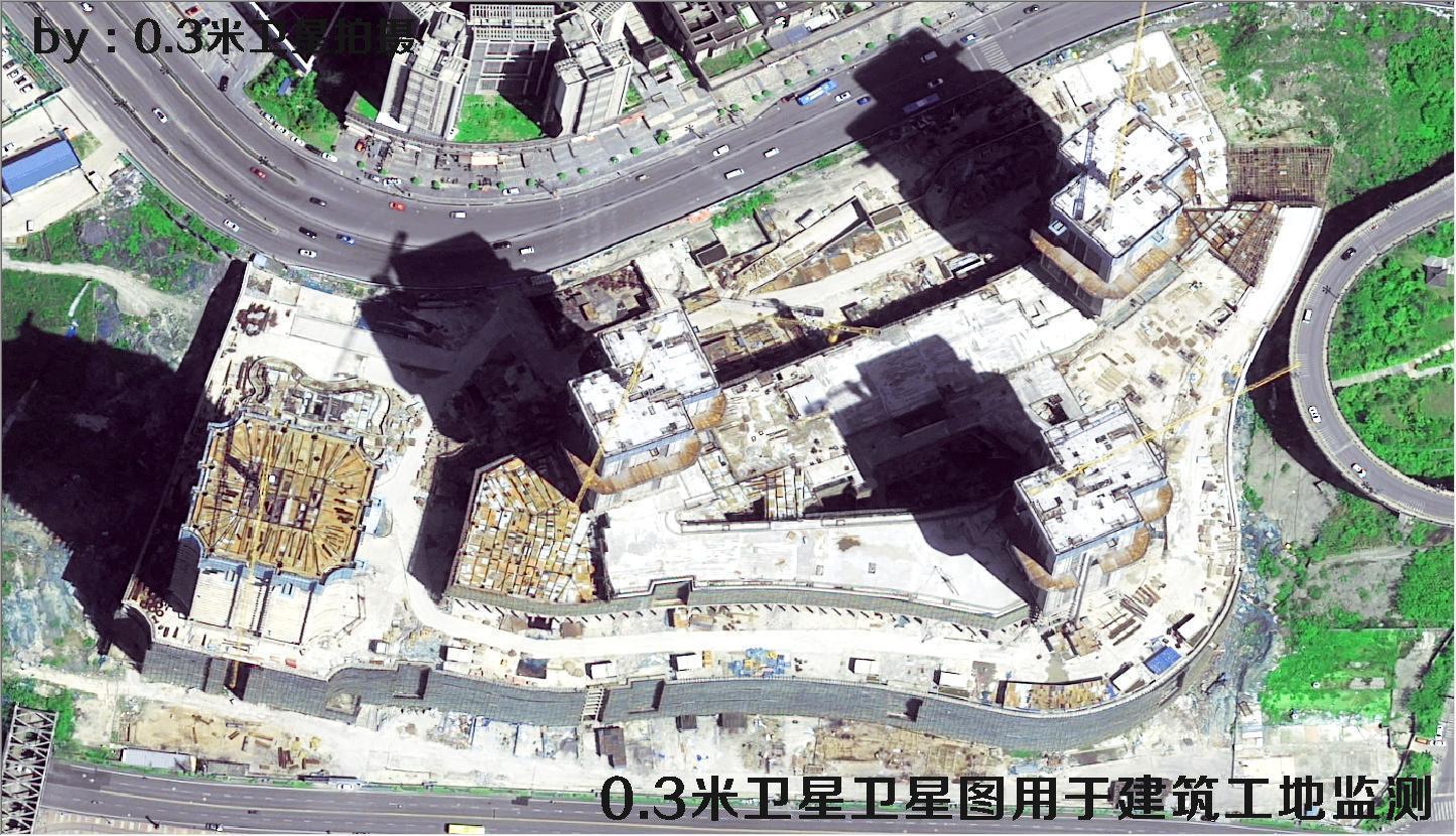 0.3米分辨率卫星拍摄的建筑工地以及作业车辆和物料