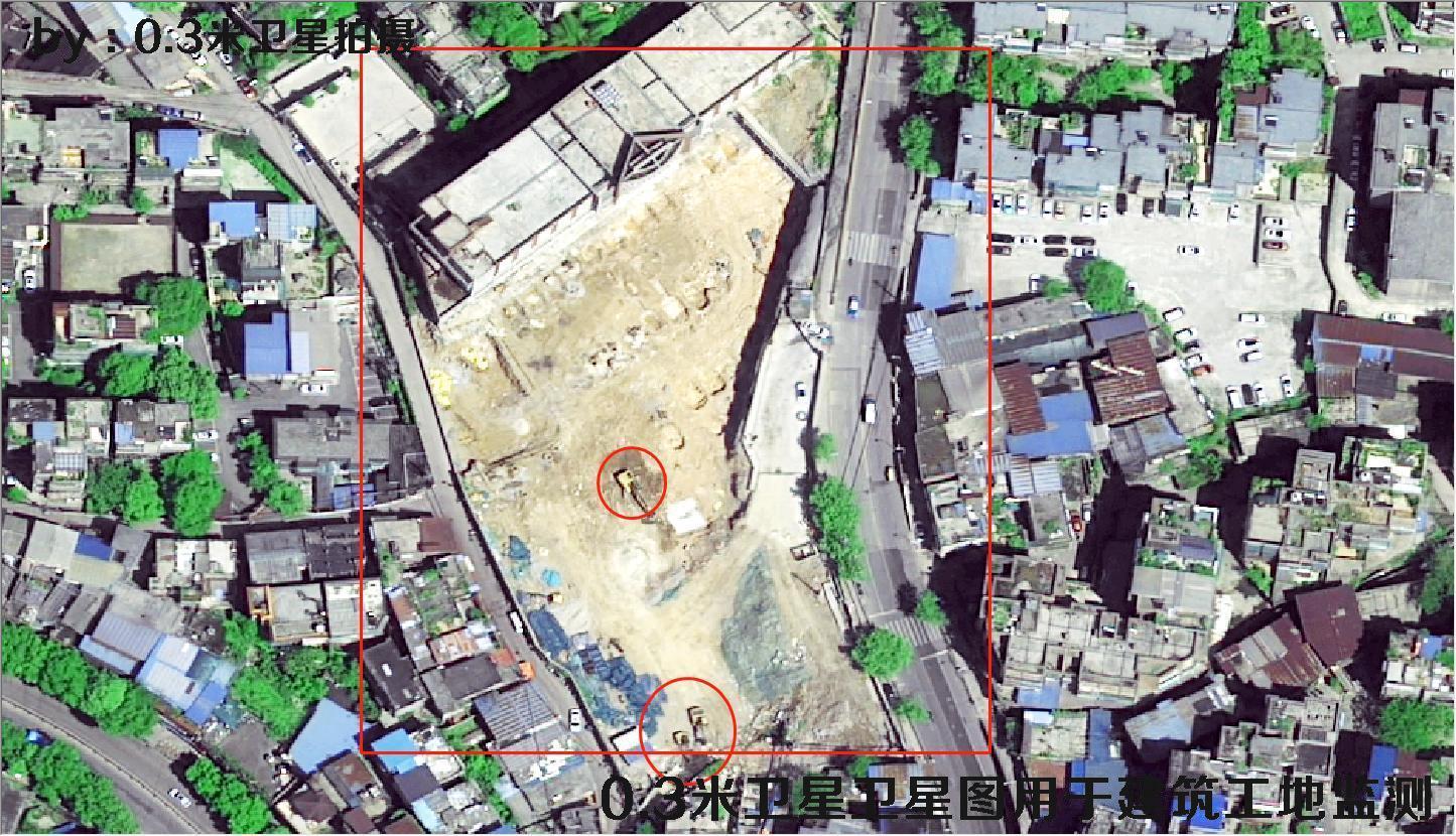 0.3米分辨率卫星拍摄的建筑工地以及作业车辆和物料