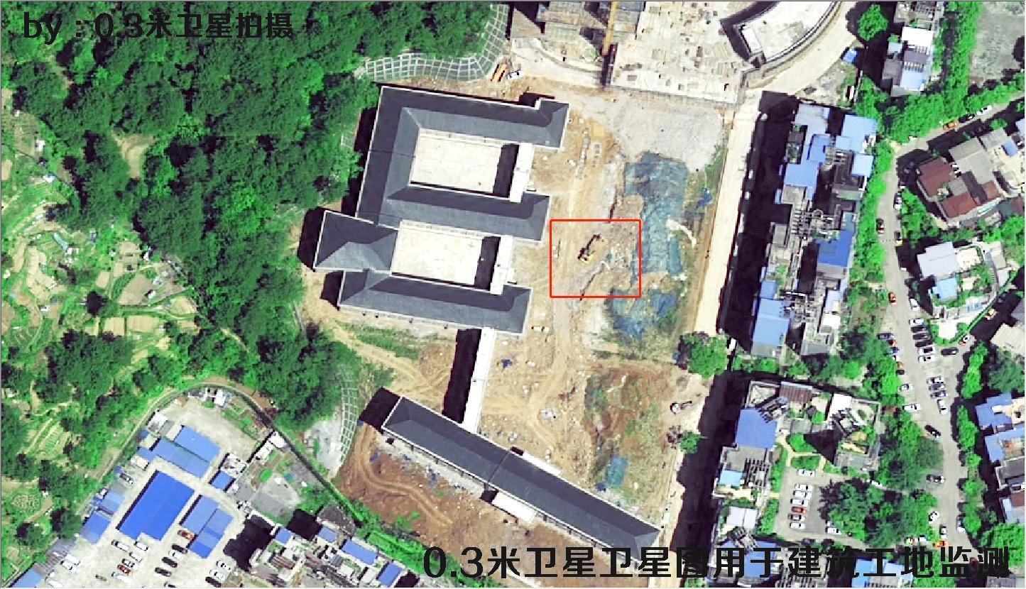 0.3米分辨率卫星拍摄的建筑工地以及作业车辆和物料