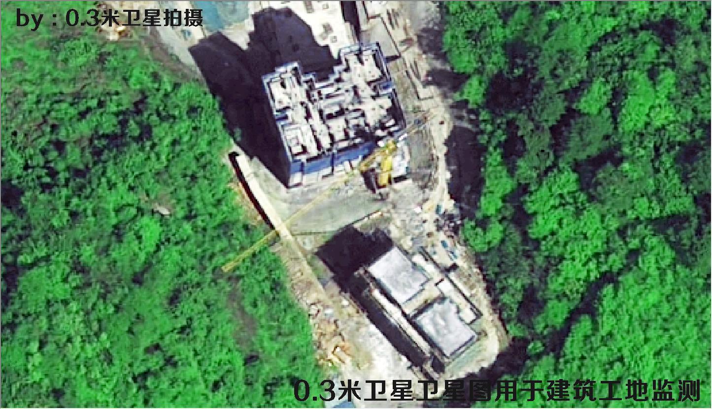 0.3米分辨率卫星拍摄的建筑工地以及作业车辆和物料