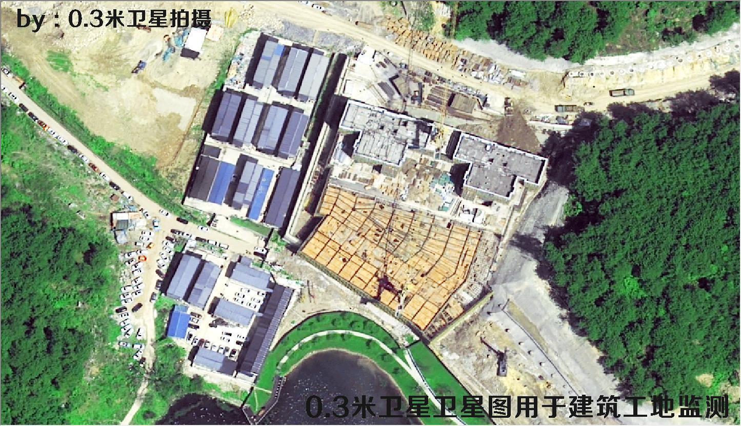 0.3米分辨率卫星拍摄的建筑工地以及作业车辆和物料