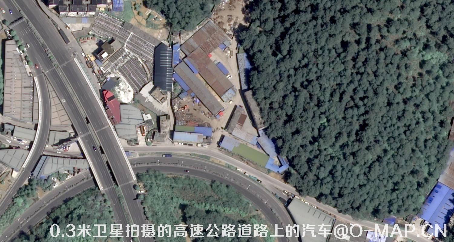 0.3米分辨率卫星拍摄的高速公路道路上的汽车