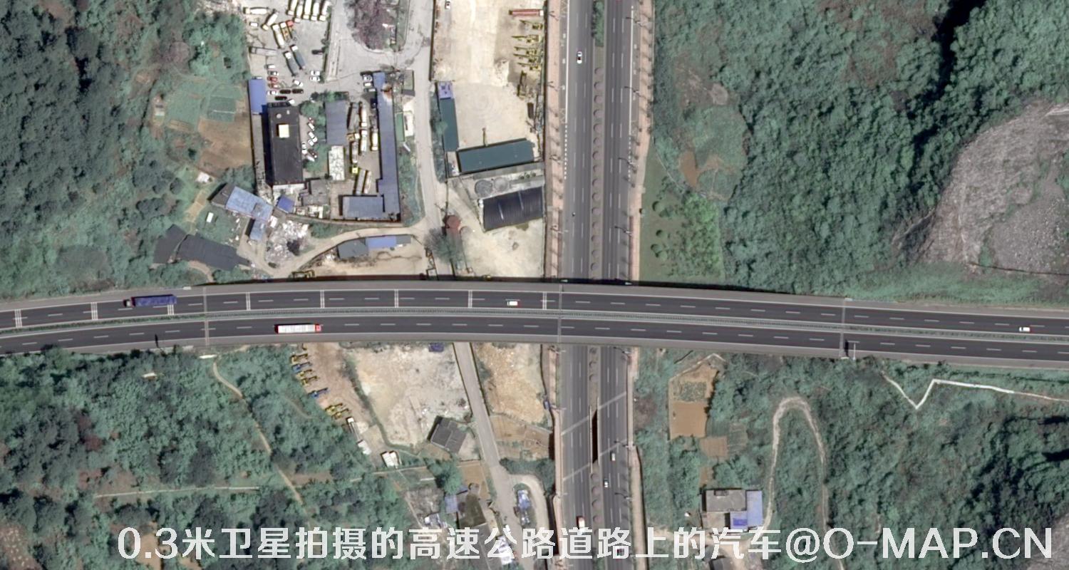 0.3米分辨率卫星拍摄的高速公路道路上的汽车