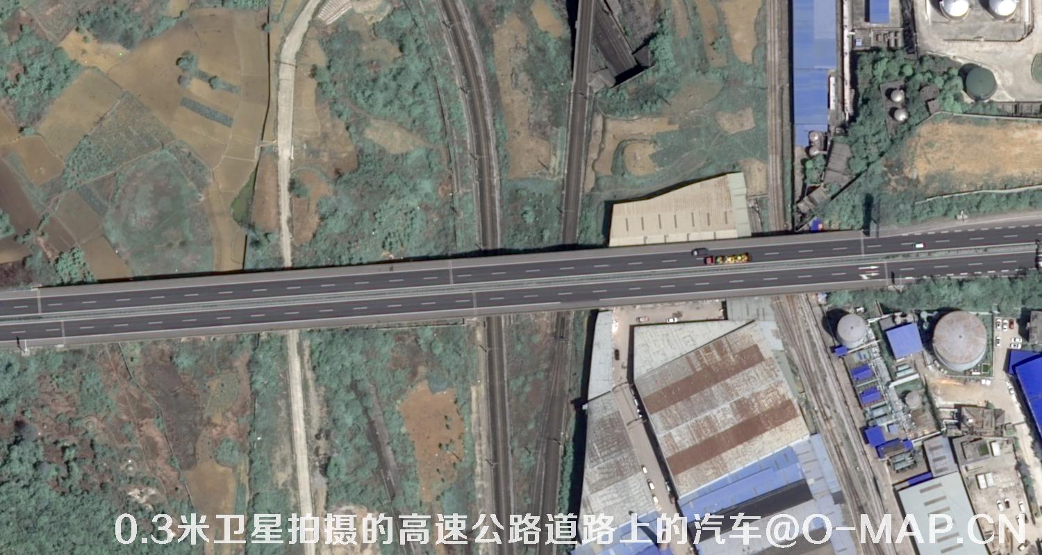 0.3米分辨率卫星拍摄的高速公路道路上的汽车