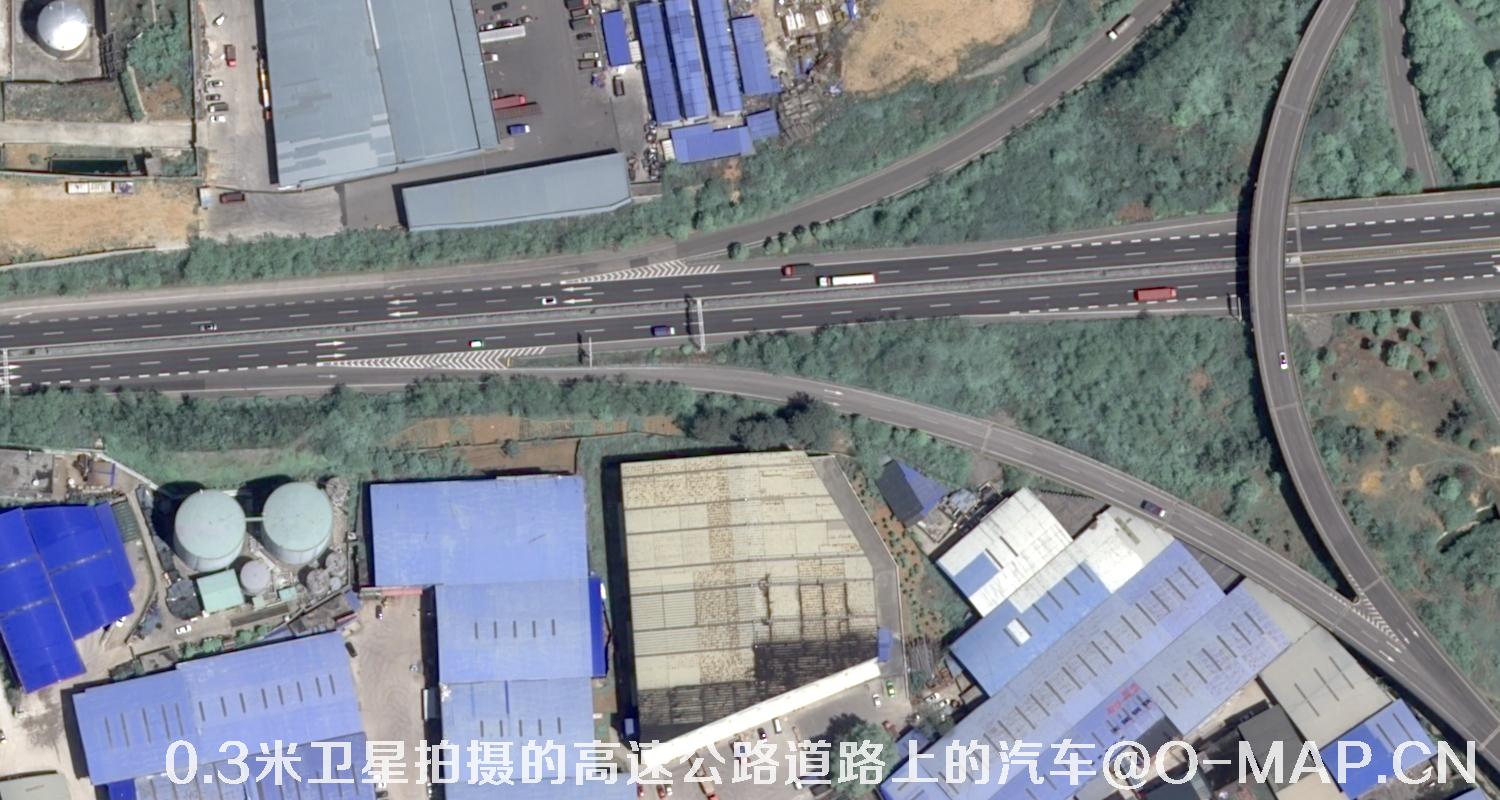 0.3米分辨率卫星拍摄的高速公路道路上的汽车