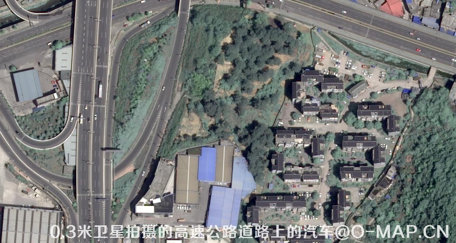 0.3米分辨率卫星拍摄的高速公路道路上的汽车