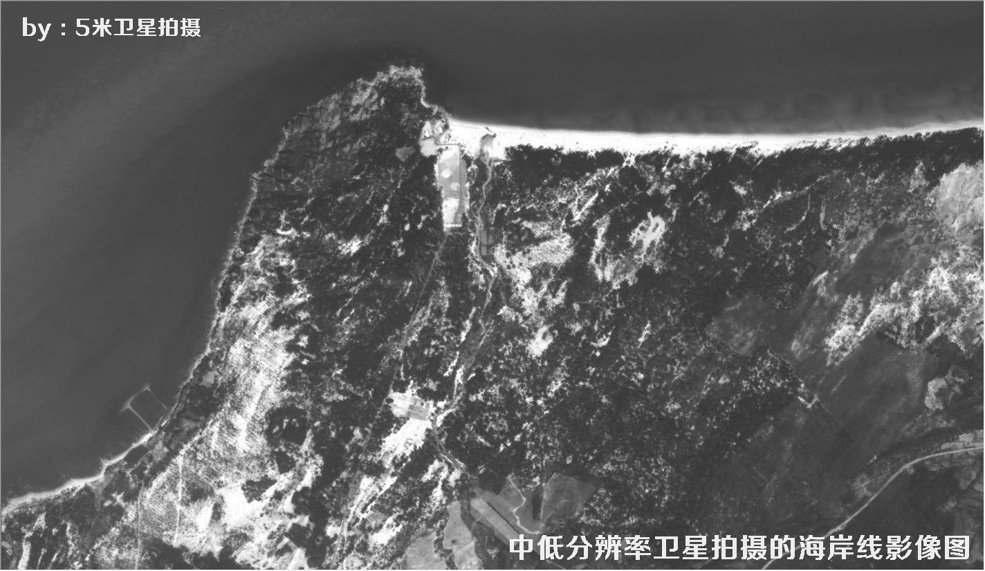 中低分辨率卫星拍摄的海南省某段海岸线黑白卫星影像