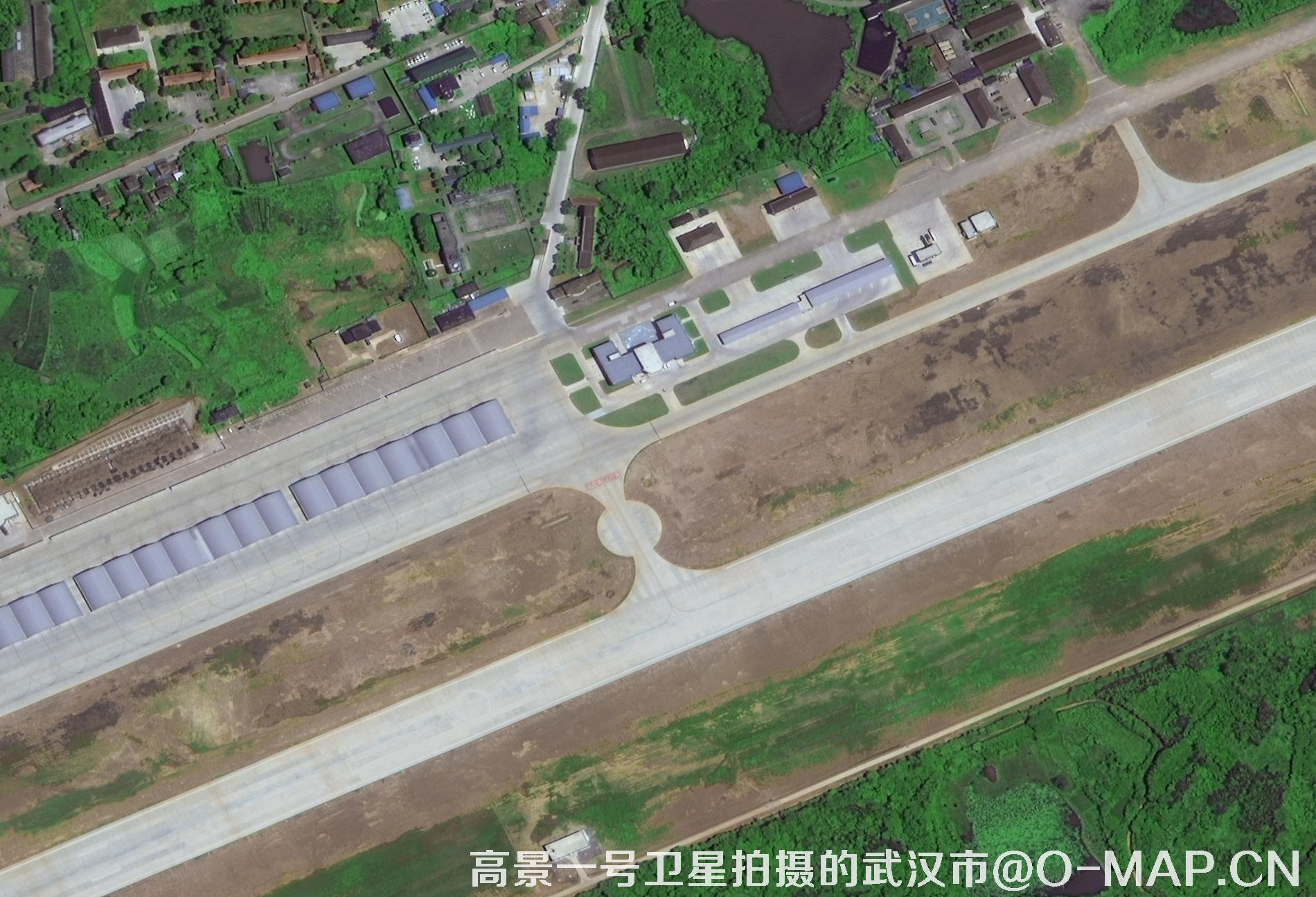 高景一号卫星拍摄的湖北省武汉市最新卫星图-机场跑道和停机坪