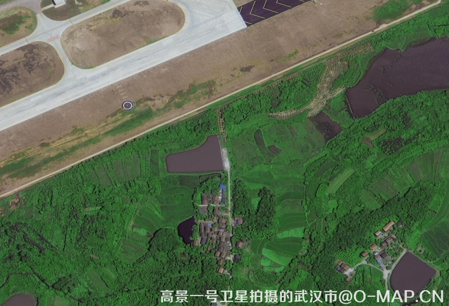 高景一号卫星拍摄的湖北省武汉市最新卫星图-机场跑道线