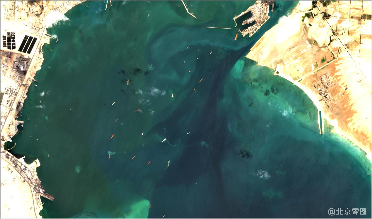 3月29日卫星图拍摄的苏伊士运河受阻的来往船只