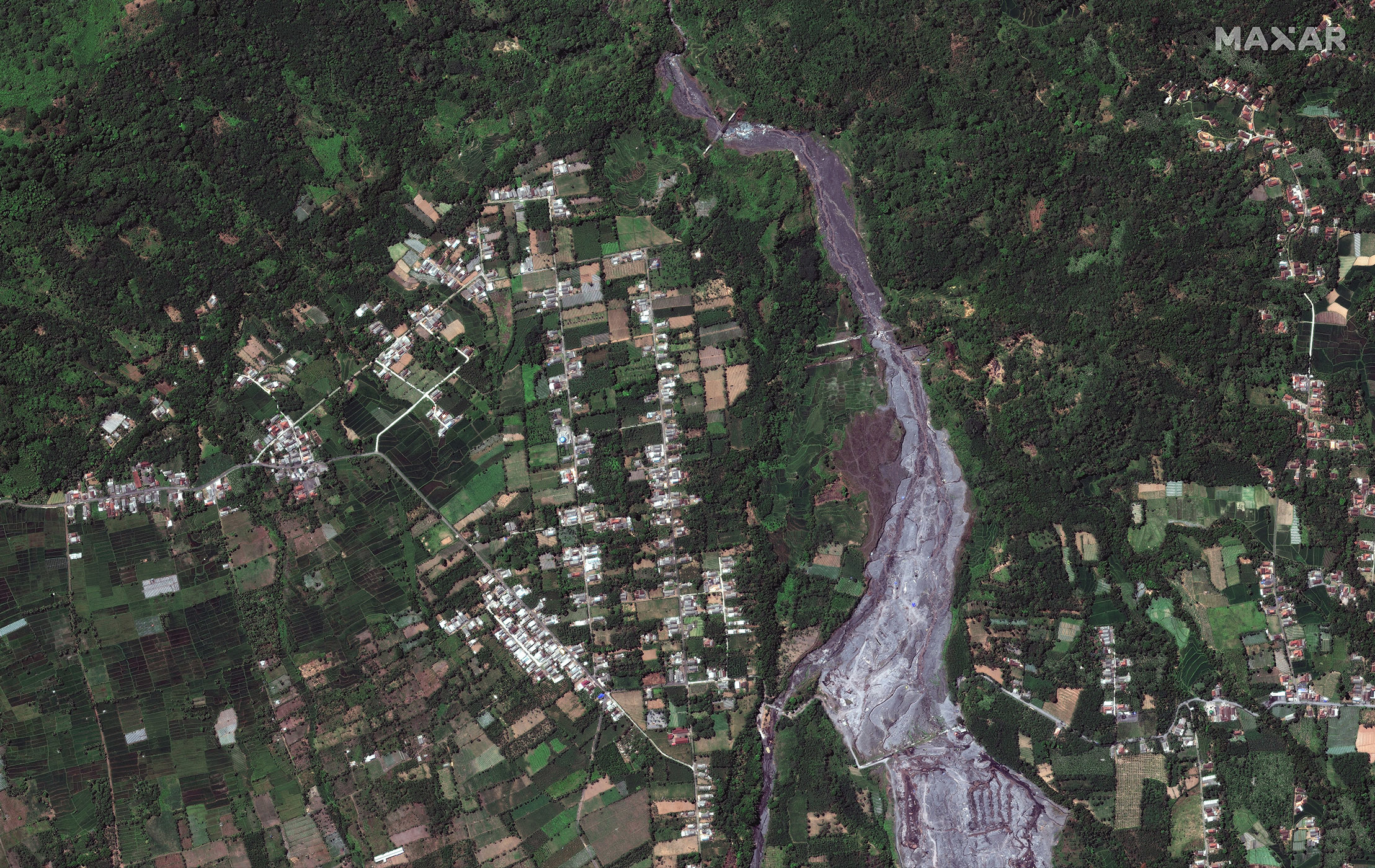 MAXAR卫星拍摄的印度尼西亚东爪哇Roboan村在塞梅鲁火山爆发前图像