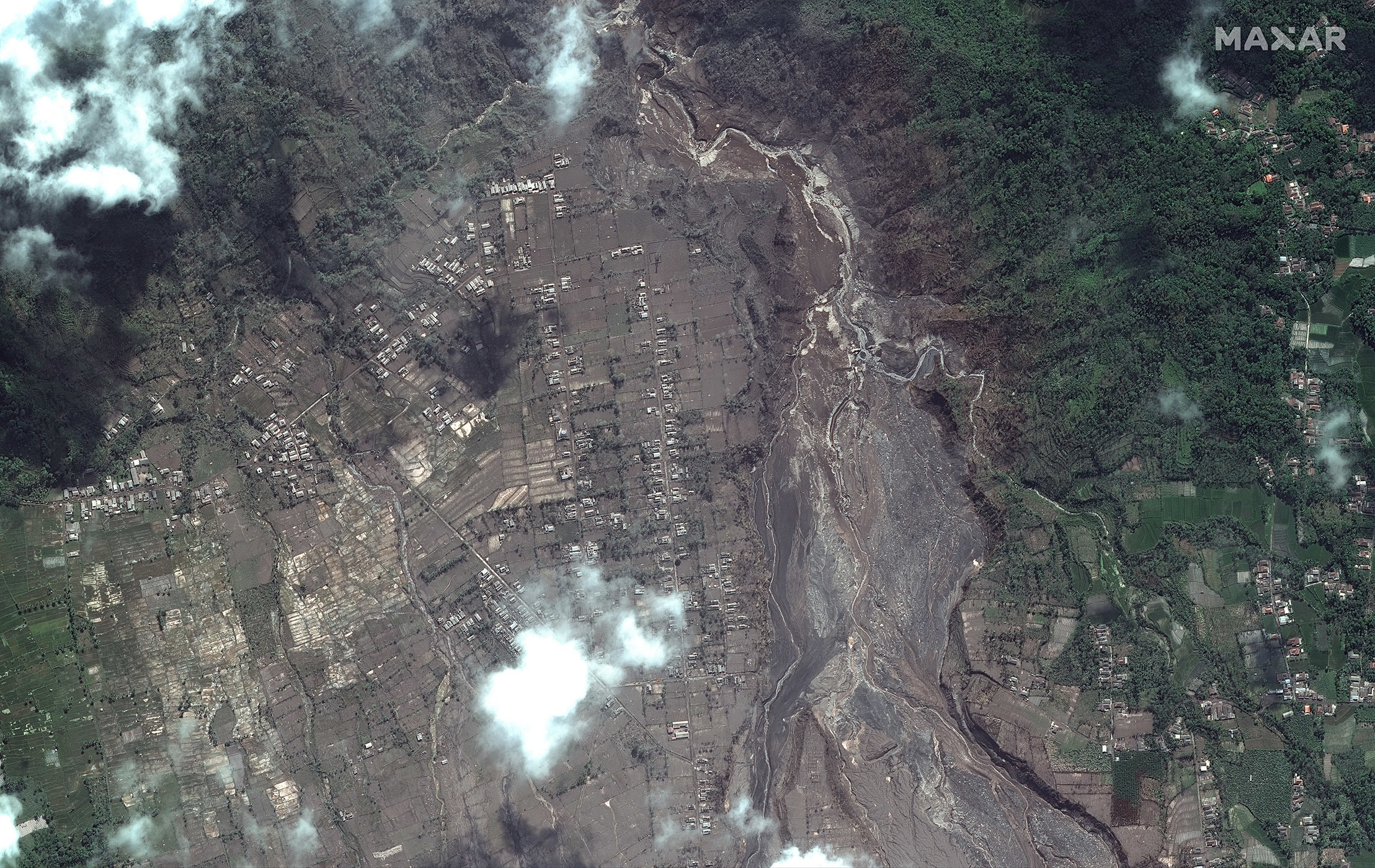 MAXAR卫星拍摄的印度尼西亚东爪哇Roboan村在塞梅鲁火山爆发后图像