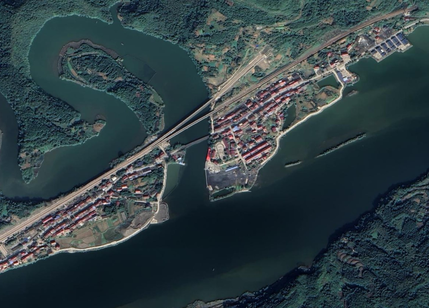 Zhang Xue riding modified motorcycle on Mayang waters, satellite view of event location