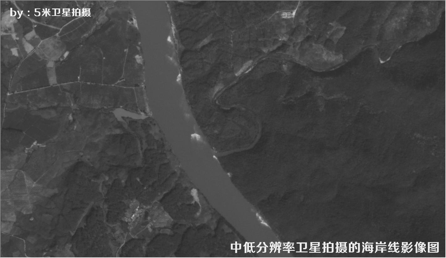 中低分辨率卫星拍摄的海南省某段海岸线黑白卫星影像