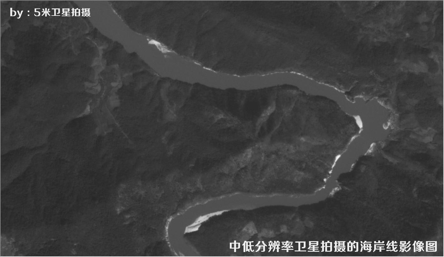 中低分辨率卫星拍摄的海南省某段海岸线黑白卫星影像